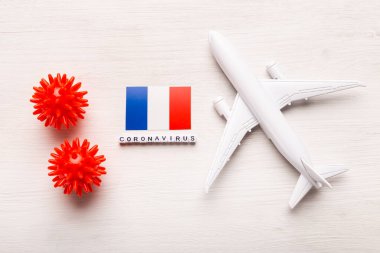 Coronavirus covid-19 kullanan turistler ve gezginler için uçuş yasağı ve kapalı sınırlar. Beyaz arka planda Fransa uçağı ve bayrağı. Koronavirüs salgını.