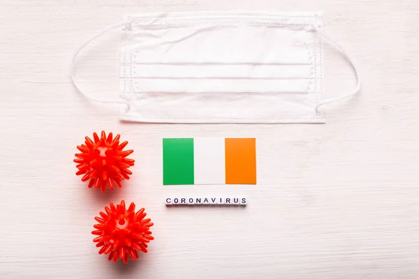 Коронавирус 2019-nCoV концепция. Защитная маска для дыхания и флаг Ирландии. Вспышка китайского коронавируса . — стоковое фото