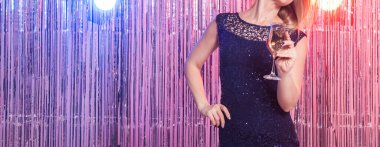 Parti, içkiler, tatiller ve kutlama konsepti - gece elbisesi giymiş bir kadının yakın plan fotokopi alanı ile ışıl ışıl arka plan üzerinde bir bardak şarapla fotoğrafı.