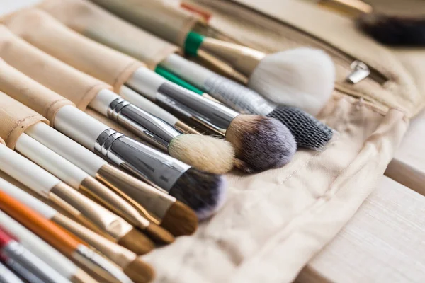 Trucco, bellezza e concetto di cosmetici - Set di pennelli per il trucco in un caso leggero . — Foto Stock