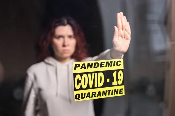 Žena ukazující zastavené gesto. Holčičí show zastavit dlaň. Zastavte koronavirus nebo covid-19 a pandemii. Zůstaň doma. Karanténní koncepce. — Stock fotografie