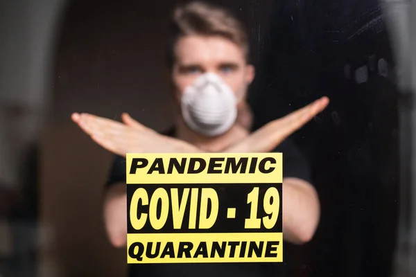 Man met ademhalingsmasker met stop gebaar. Kerel toon gebaar nee. Stop het coronavirus of covid-19 en de pandemie. Blijf thuis. Quarantaineconcept. — Stockfoto