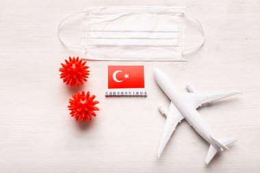 Uçak modeli ve yüz maskesi ve Türkiye bayrağı. Koronavirüs salgını. Avrupa ve Asya 'dan gelen turistler ve Coronavirus covid-19 yolcuları için uçuş yasağı ve kapalı sınırlar.