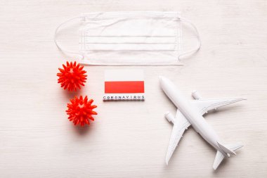 Uçak modeli ve yüz maskesi ve Polonya bayrağı. Koronavirüs salgını. Avrupa ve Asya 'dan gelen turistler ve Coronavirus covid-19 yolcuları için uçuş yasağı ve kapalı sınırlar.