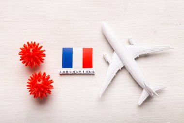 Uçak modeli ve Fransa bayrağı. Koronavirüs salgını. Avrupa ve Asya 'dan gelen turistler ve Coronavirus covid-19 yolcuları için uçuş yasağı ve kapalı sınırlar.