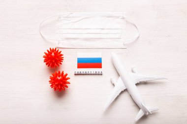 Uçak modeli ve yüz maskesi ve Rusya bayrağı. Koronavirüs salgını. Avrupa ve Asya 'dan gelen turistler ve Coronavirus covid-19 yolcuları için uçuş yasağı ve kapalı sınırlar.