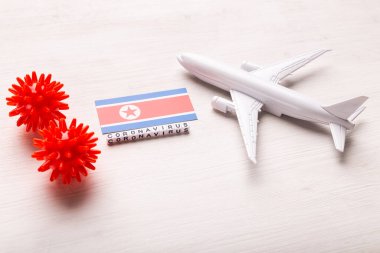 Coronavirus covid-19 kullanan turistler ve gezginler için uçuş yasağı ve kapalı sınırlar. Beyaz arka planda Kuzey Kore uçağı ve bayrağı. Koronavirüs salgını.