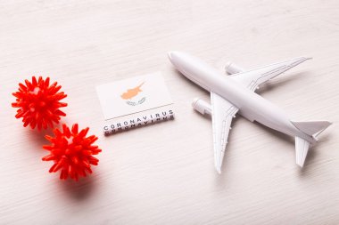 Coronavirus covid-19 kullanan turistler ve gezginler için uçuş yasağı ve kapalı sınırlar. Beyaz arka planda Kıbrıs uçağı ve bayrağı. Koronavirüs salgını.
