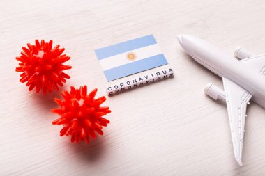 Coronavirus covid-19 kullanan turistler ve gezginler için uçuş yasağı ve kapalı sınırlar. Beyaz arka planda Arjantin uçağı ve bayrağı. Koronavirüs salgını.