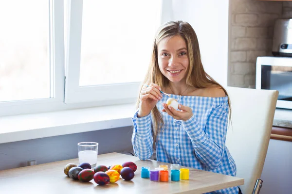 Vacanze, fatto a mano e concetto di creazione - Felice giovane donna attinge uovo di Pasqua . — Foto Stock