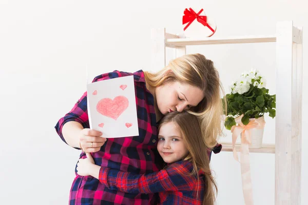 Mothers Day, holidays and family holidays - Mother holds greeting card from her lovely daughter.