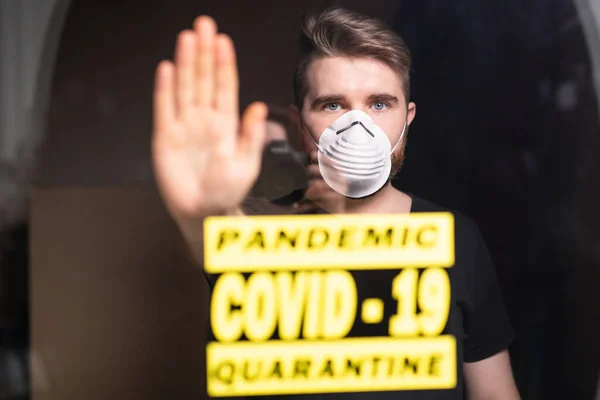 Hombre con máscara respiratoria mostrando gesto de alto. Muestra un gesto no. Detener coronavirus o covid-19 y la pandemia. Quédate en casa. Concepto de cuarentena. —  Fotos de Stock