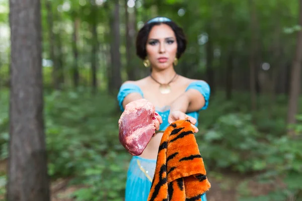 女人叫停止穿毛皮。素食运动反对毛皮业.生态友好行为。保护动物. — 图库照片