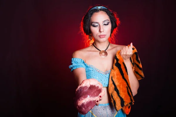 Жінка телефонує, щоб припинити носити хутро. Вегетаріанська кампанія проти індустрії хутра та м'яса. Еко-дружня поведінка. Захищайте тварин. — стокове фото