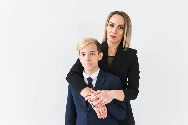 La crianza de los hijos, la familia y el concepto de padre soltero - Una madre feliz y un hijo adolescente sonriendo sobre fondo blanco . — Foto de Stock