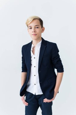 Ergenlik depresyonu ve ergenlik dönemi konsepti - Üzgün ergen portresi beyaz arka plana yakın.