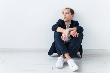 Ergenlik depresyonu ve ergenlik dönemi konsepti - Üzgün ergen portresi beyaz arka plana yakın.