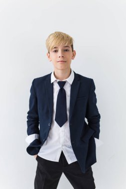 Ergenlik depresyonu ve ergenlik dönemi konsepti - Üzgün ergen portresi beyaz arka plana yakın.