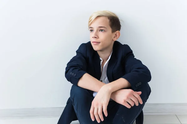 Teenage depresszió és pubertás koncepció - Szomorú tizenéves portré közelről fehér háttér. — Stock Fotó