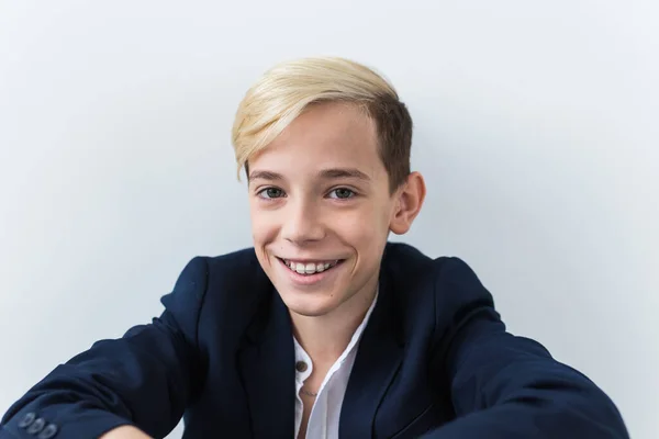 Atractivo niño de once años con aparatos ortopédicos en los dientes. Odontología y concepto de adolescente . —  Fotos de Stock