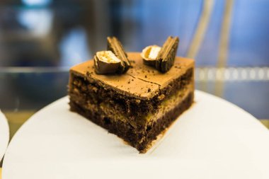 Kahve dükkanının camında nefis bir pasta. Tatlı ve lezzetli konsept..