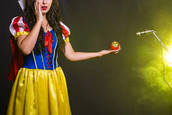 Fara, kärnkraft och strålningsmätning - flicka håller äpple med strålningsrisk symbol. — Stockfoto
