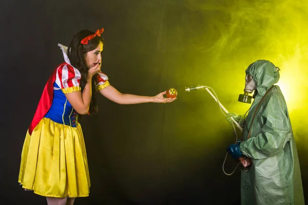 Mesure du danger, du nucléaire et du rayonnement - La jeune fille tient une pomme avec un symbole de danger de rayonnement . — Photo