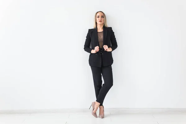 Módní koncept - Portrét sexy podnikatelky v obleku na bílém pozadí. — Stock fotografie