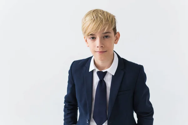 Puberteten koncept - Teenage pojke porträtt på en vit bakgrund. — Stockfoto
