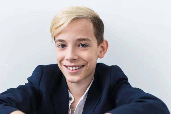 Rapaz atraente de onze anos com aparelho nos dentes. Odontologia e conceito de adolescente . — Fotografia de Stock