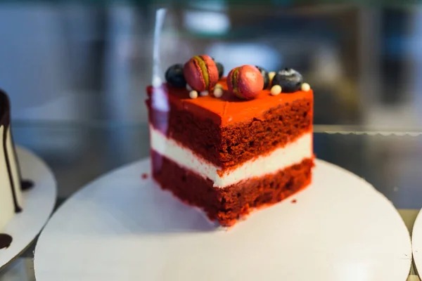 Вкусный торт на тарелке на окне кофейни. Десерт и вкусная концепция . — стоковое фото