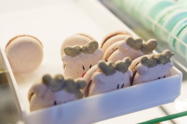 Taze renkli kurabiyeler, yakın çekim, kahve dükkanında satış..