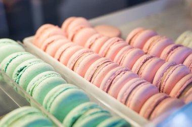 Fransız usulü tatlı bir lezzet, bir vitrinde yakın plan kurabiyeler.