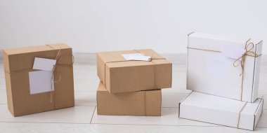 Online mağazadan reklam için bir sürü kutu getirildi. İnternet alışverişi ve dağıtım kavramı.