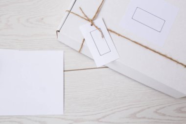 Online mağazadan reklam için bir sürü kutu getirildi. İnternet alışverişi ve dağıtım kavramı.