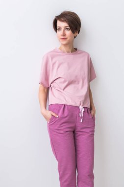 Uyumak için sıcak pembe takım. Yumuşak pamuklu tişört ve pantolon. Sağlıklı uyku için rahat kıyafetler. Pijama konsepti.