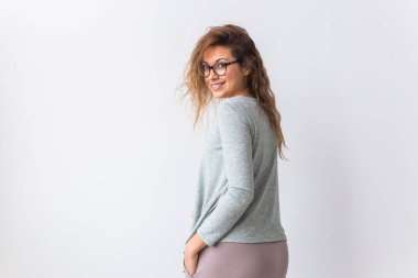 Sıcak giysi takımı. Yumuşak pamuklu hırka. Sağlıklı uyku için rahat kıyafetler. Fotokopi alanı olan beyaz arkaplanda pijama kavramı.