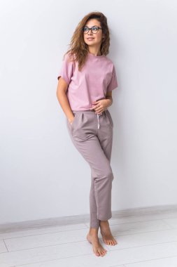 Ev kıyafetleri için sıcak pembe takım. Yumuşak pamuklu tişört ve pantolon. Sağlıklı uyku için rahat kıyafetler. Pijama konsepti