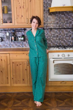 Coronavirus, Covid-19, karantina, izolasyon, koronavirüs salgını. Evde kal. Sıkılmış kadın evde vakit geçiriyor..