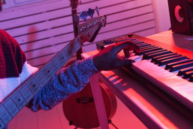 Müzik ve kayıt stüdyosu konsepti yaratmak. Afrikalı Amerikalı gitarist. Ev stüdyosunda bas gitar kaydı yapıyor..