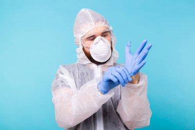 Dezenfekte çabaları için profesyonel. Epidemiyoloji uzmanı koruyucu giysi ve eldiven giyer. Coronavirus, covid-19 ve pandemik konsept.