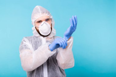 Dezenfekte çabaları için profesyonel. Epidemiyoloji uzmanı koruyucu giysi ve eldiven giyer. Coronavirus, covid-19 ve pandemik konsept.