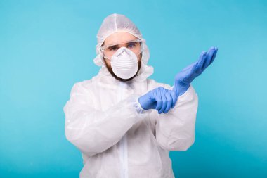 Dezenfekte çabaları için profesyonel. Epidemiyoloji uzmanı koruyucu giysi ve eldiven giyer. Coronavirus, covid-19 ve pandemik konsept.
