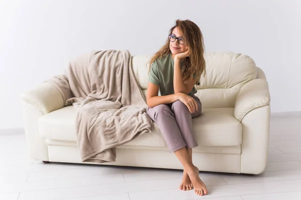 Coronavirus, Covid-19, quarantaine, isolatie, coronavirus pandemische wereld. Blijf thuis. Verveelde vrouw die thuis op de bank zit. — Stockfoto