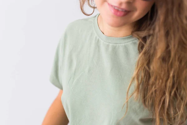Uyumak için sıcak yeşil takım. Yumuşak pamuklu tişört. Sağlıklı uyku için rahat kıyafetler. Pijama konsepti. — Stok fotoğraf