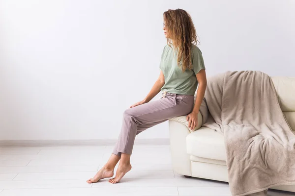 Coronavirus, Covid-19, quarantaine, isolement, monde pandémique de coronavirus. Reste à la maison. Femme ennuyée passer du temps assis sur le canapé à la maison . — Photo