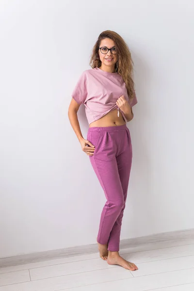 집에 입을 따뜻 한 분홍색 키트. 부드러운 면 티셔츠와 바지. 건강 한 수면을 위한 편안 한 옷. 파자마 개념 — 스톡 사진