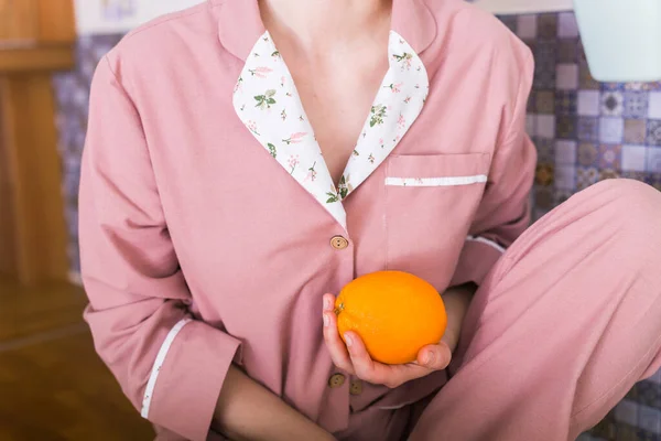 Kit de roupa de casa quente. Camisa de algodão macio. Roupas confortáveis para um sono saudável. Conceito de pijama. Close-up . — Fotografia de Stock