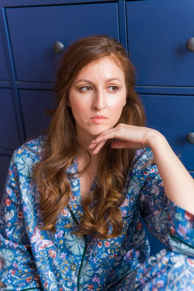 Jovem mulher atraente vestida de belo pijama colorido posando como modelo em seu quarto. Confortável sleepwear, relaxamento em casa e conceito de moda feminina . — Fotografia de Stock