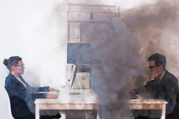 Κοντινό πλάνο φωτιάς που καίει μέσα στην καμπίνα του γραφείου κατά τη διάρκεια των εργασιών. Άνδρες και γυναίκες υπάλληλοι γραφείου σε πυρκαγιά. Σχέδιο βραχυκυκλώματος και συμβάντων. SOS και σώζει ζωές. — Φωτογραφία Αρχείου